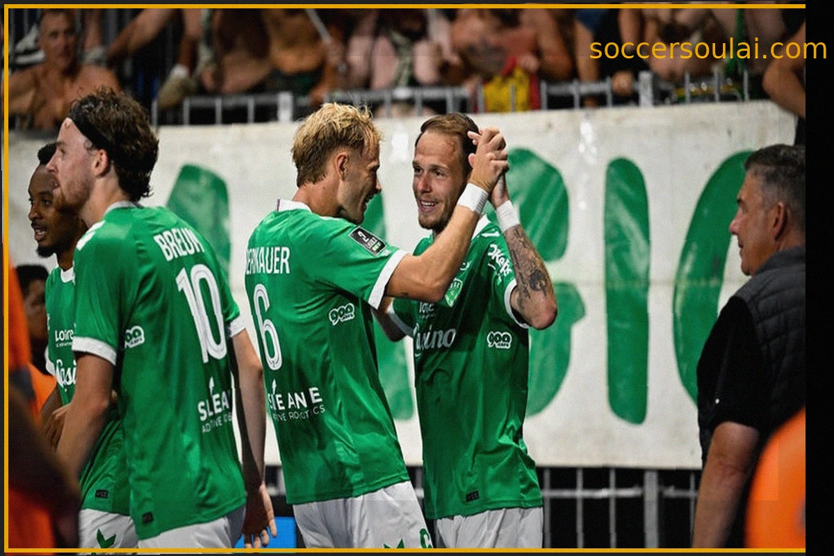 Ligue 2: Saint-Étienne Premier Leader de la Saison, Gros Couac pour Nantes, Dunkerque et Rodez Bien Lancés